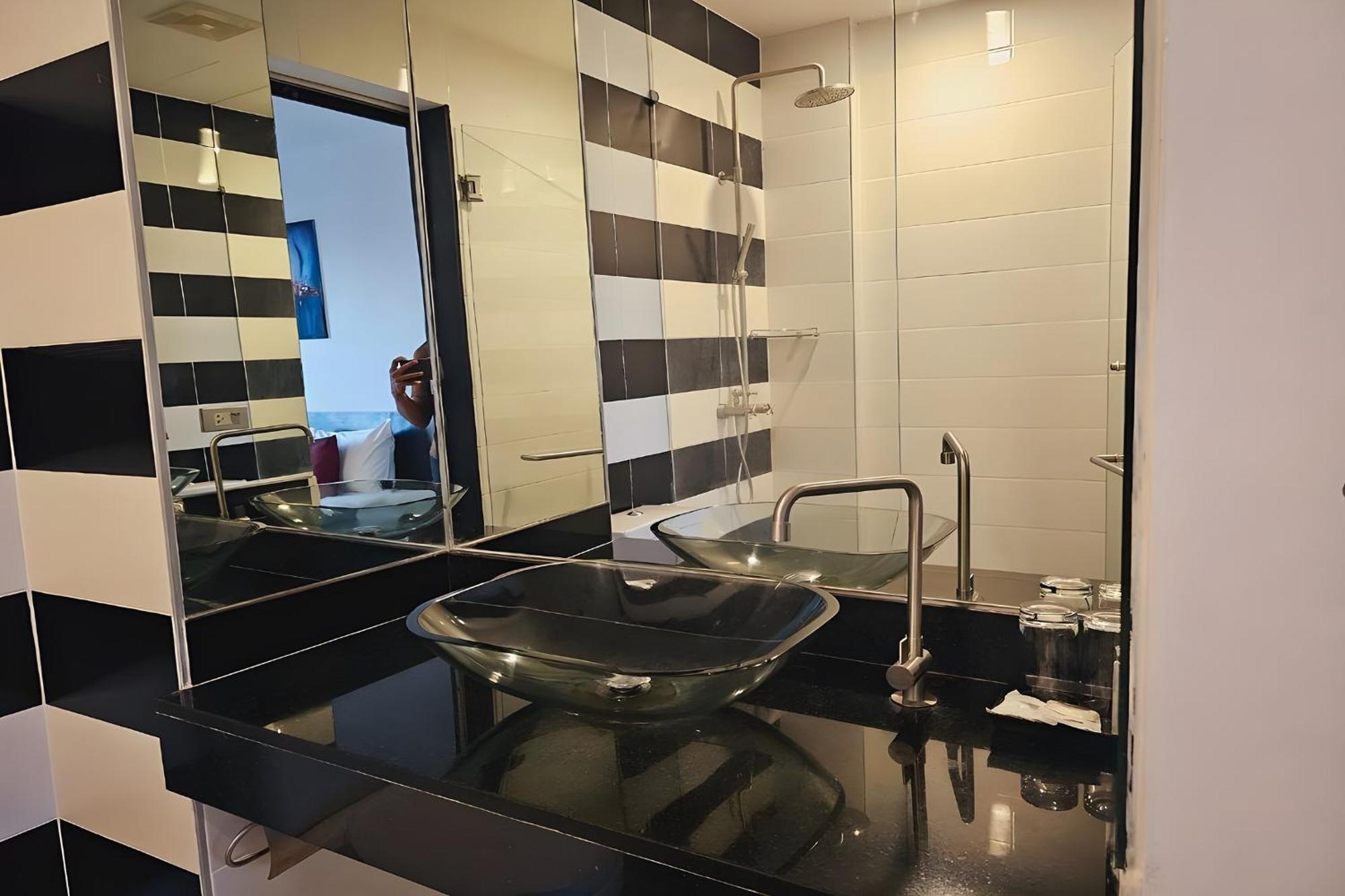 Rawai One World One Home Naiharn Hotel מראה חיצוני תמונה