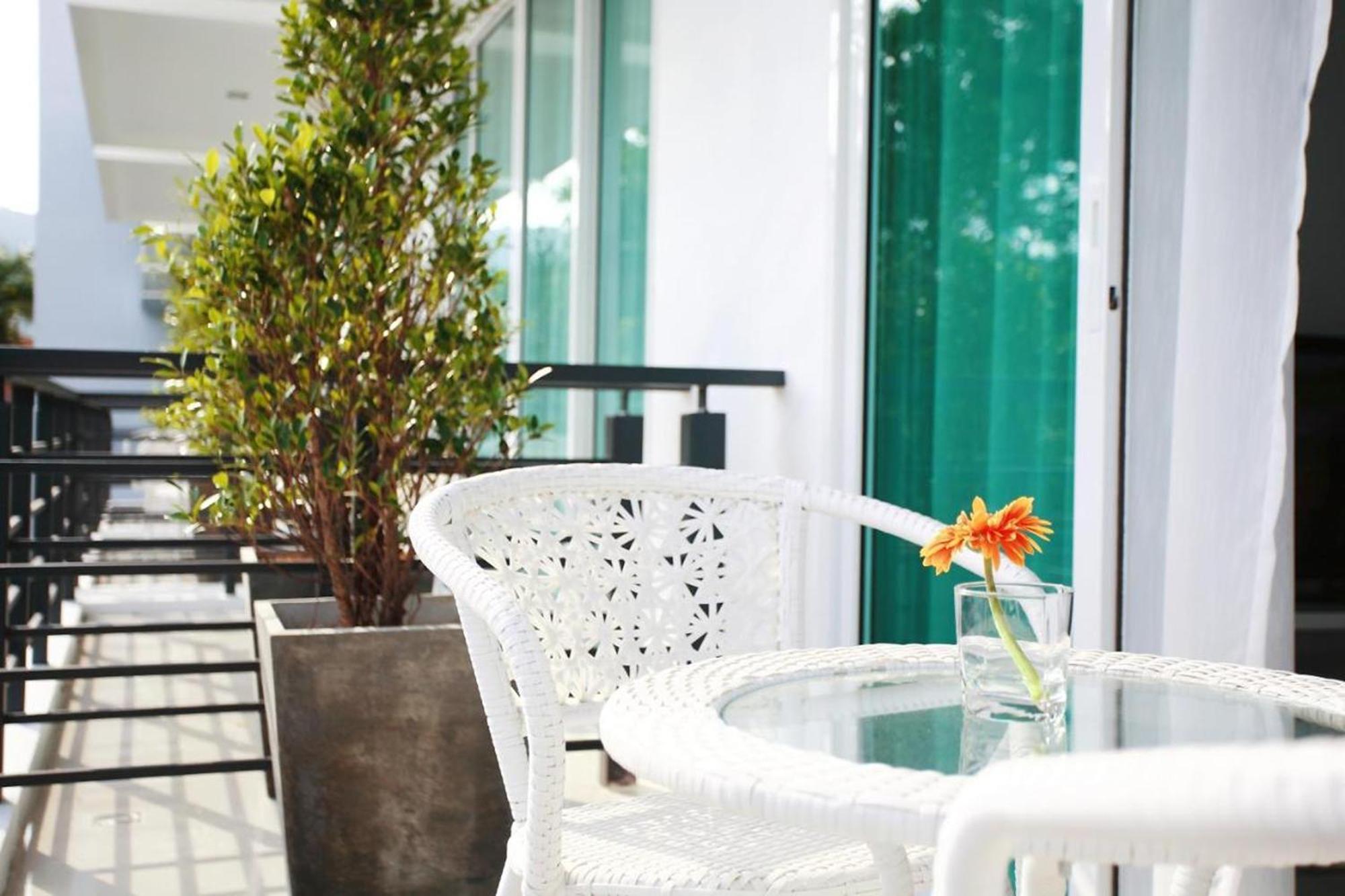 Rawai One World One Home Naiharn Hotel מראה חיצוני תמונה