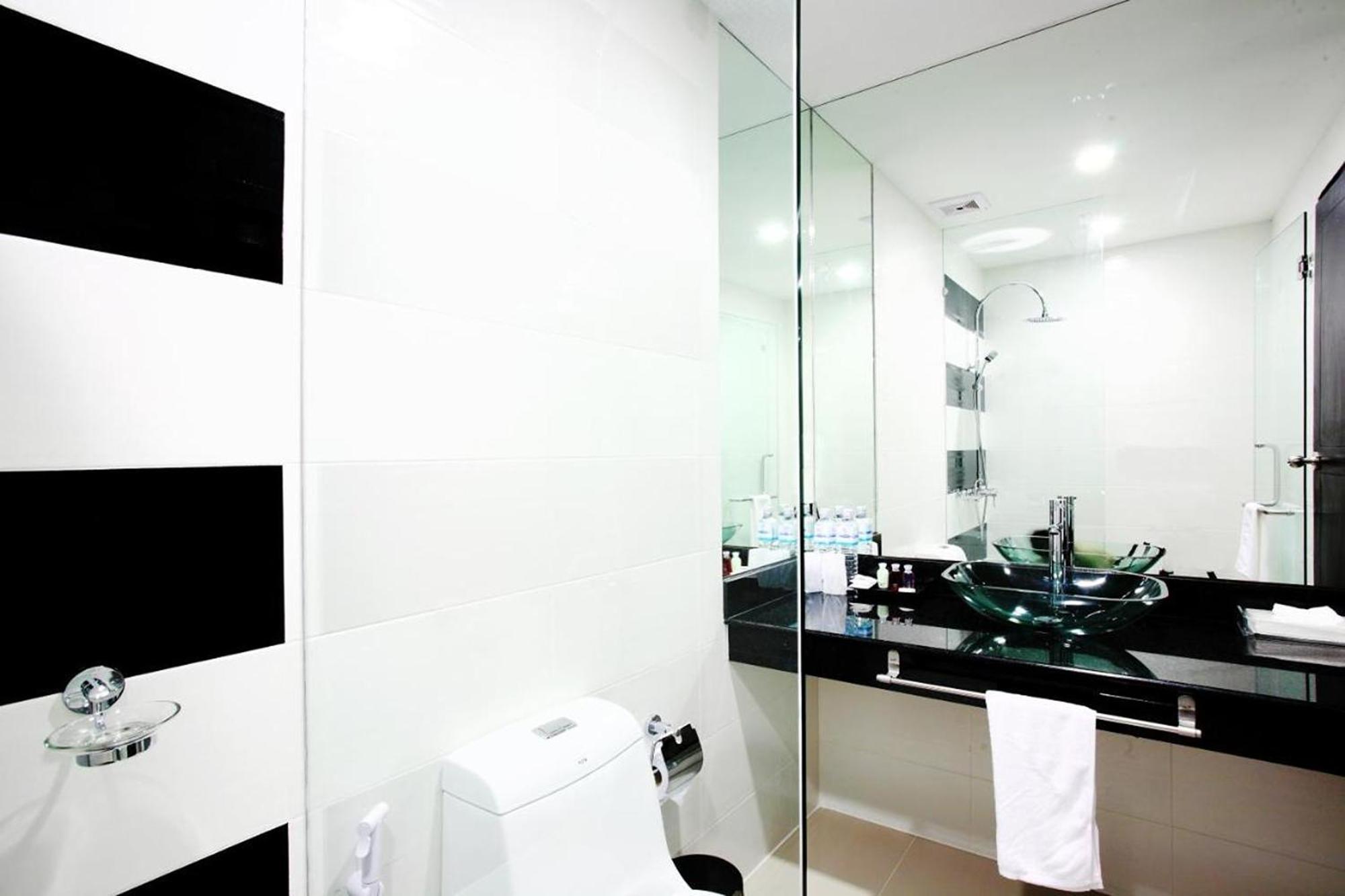 Rawai One World One Home Naiharn Hotel מראה חיצוני תמונה
