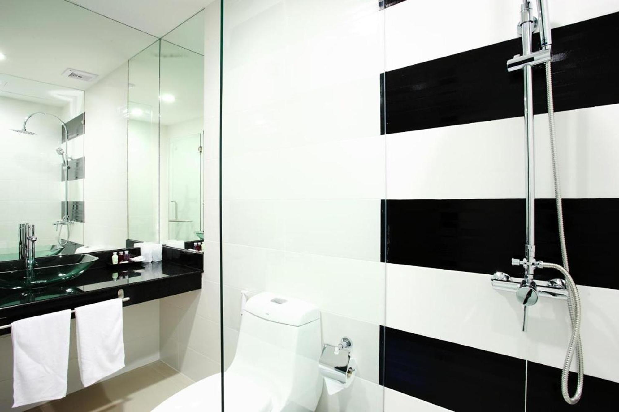 Rawai One World One Home Naiharn Hotel מראה חיצוני תמונה